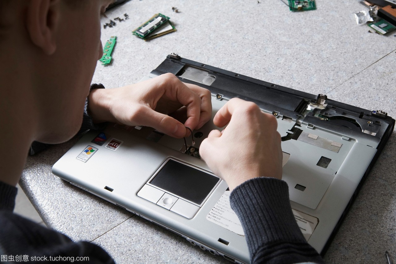 指尖上的智慧 青年技师与笔记本电脑维修的艺术